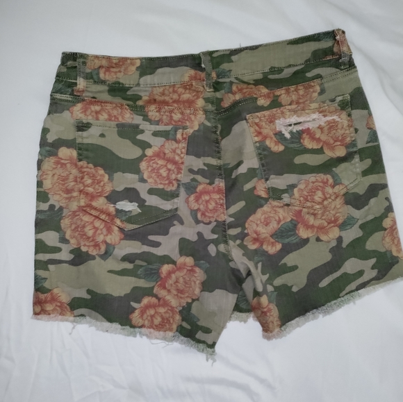 One 5 One | Distressed Camo Floral Jean Shorts Womens Size 12 - Picture 4 of 4